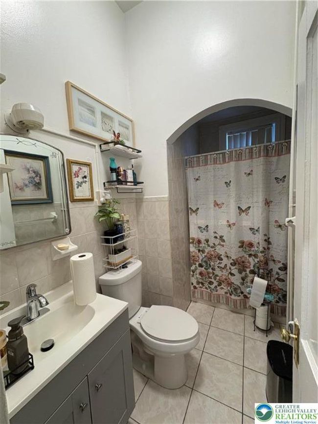 Front apt-bathroom | Image 13