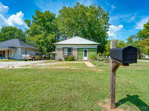 742 E 8th St, Ada, OK, 74820-3802 | Card Image