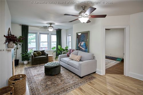 1313 Lee St, Charleston, WV, 25301-1985 | Card Image