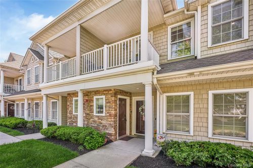 32 Della Dr, West Babylon, NY, 11704-6240 | Card Image