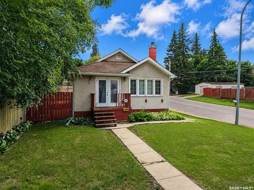 385 19 Th St W, House with 3 bedrooms, 2 bathrooms and 3 parking in Prince Albert SK | Card Image
