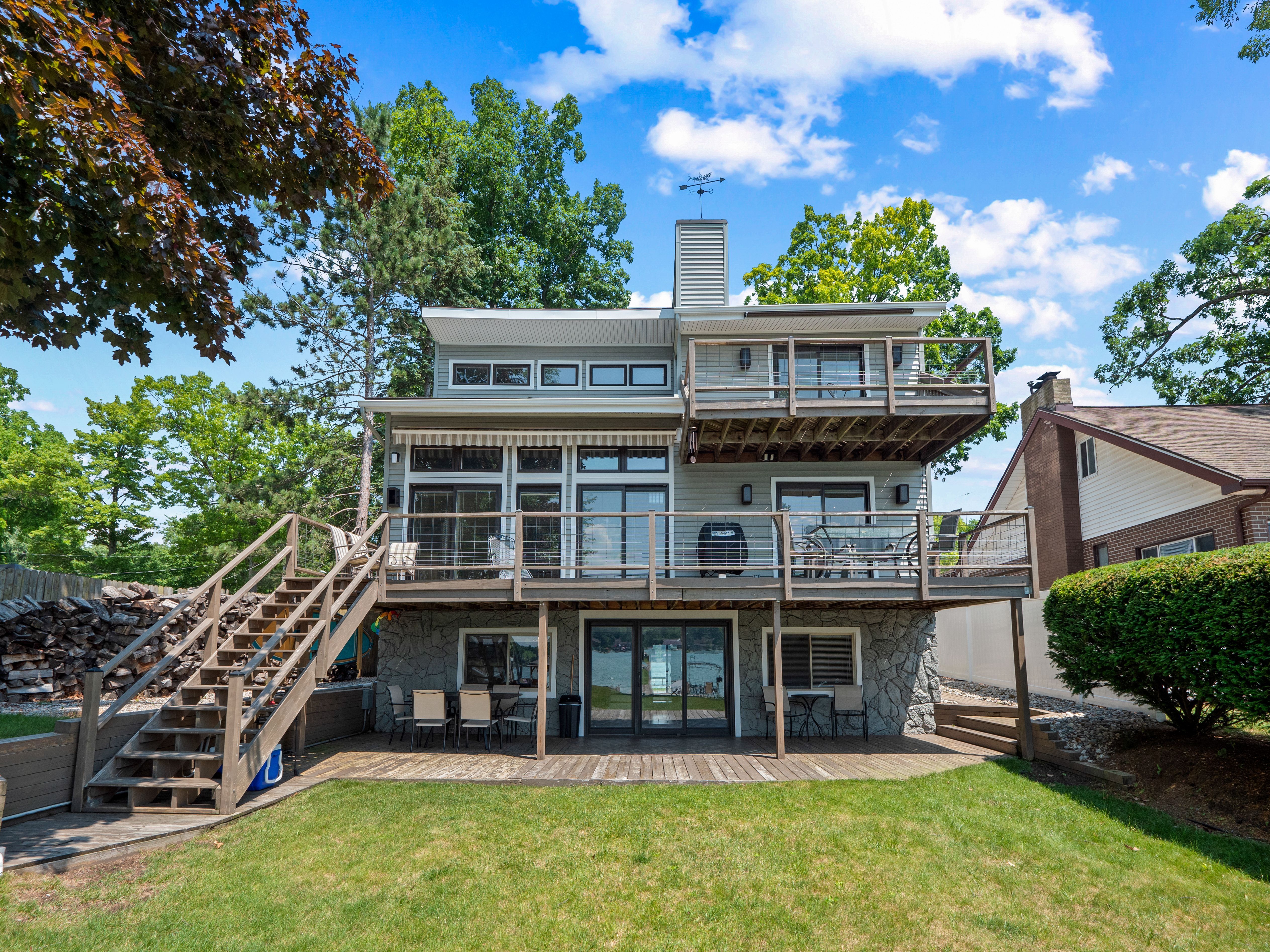 Whitfield Ct, Waterford, MI 48329