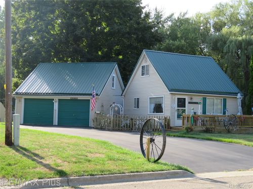 2433 Stockbridge St, Burton, MI, 48509-1124 | Card Image