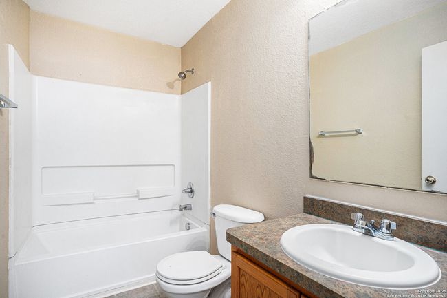 237 Hinge Chase, House other with 3 bedrooms, 3 bathrooms and null parking in Cibolo TX | Image 11