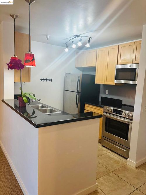 apt-5109-6400 Christie Ave, Emeryville, CA, 94608-1045 | Card Image