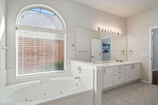 Master bathroom. Includes double vanity, jetted garden tub and walk in shower | Image 12