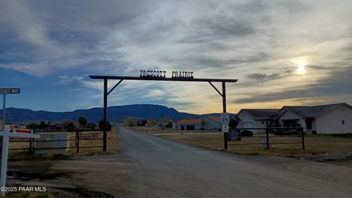 11180 N Out Of The Way Pl, Prescott Valley, AZ, 86315-9197 | Card Image