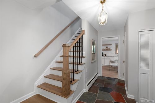 32741 Friar Tuck Ln, Beverly Hills, MI, 48025-2501 | Card Image