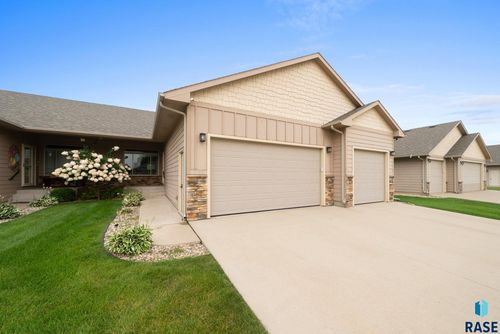 8105 S Seven Oaks Dr, Sioux Falls, SD, 57108-6225 | Card Image
