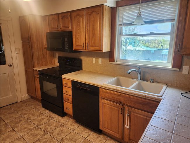 Electric stove and dishwasher. | Image 19