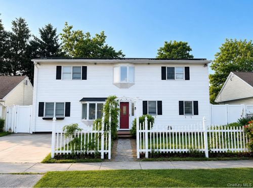 12 Vernon St, Plainview, NY, 11803-4604 | Card Image