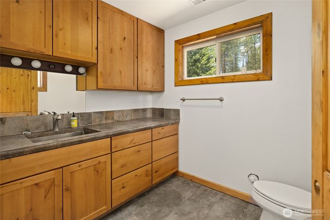 Additional 1/2 bath off the garage | Image 16