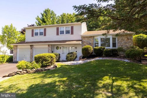 31 Crestview Dr, Southampton, PA, 18966-2159 | Card Image