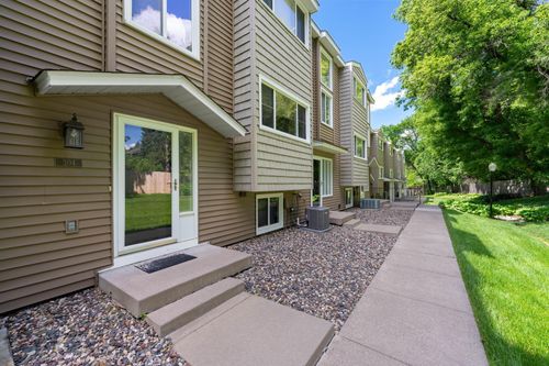 304 Pondridge Cir, Wayzata, MN, 55391-1318 | Card Image