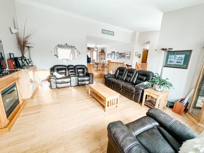 4722 43 Street, Home with 4 bedrooms, 3 bathrooms and 4 parking in Mayerthorpe AB | Image 6