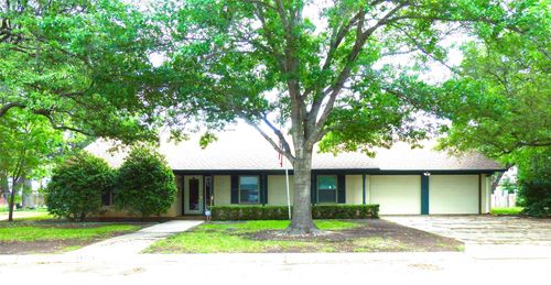 2105 Stanton St, Brady, TX, 76825-7411 | Card Image