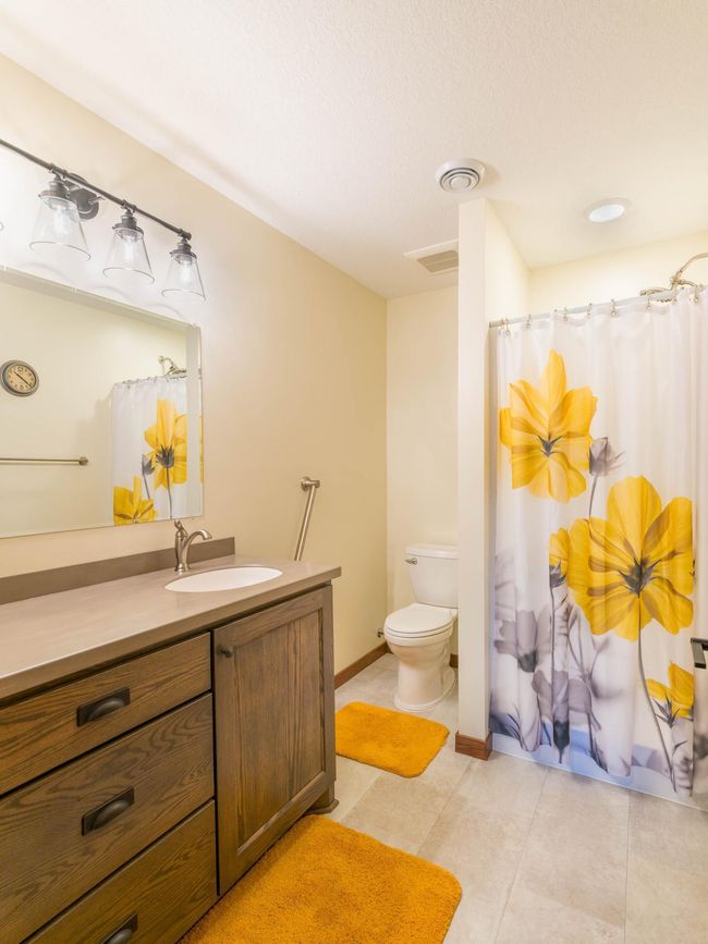 3/4 bathroom off of hallway to the garage | Image 15