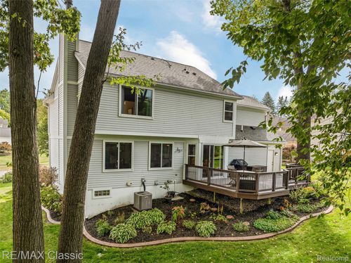 325 Glenwood Dr, Walled Lake, MI, 48390-2918 | Card Image