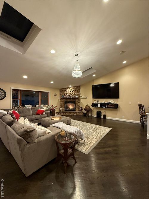 57 Laurel Rd, Lindenhurst, NY, 11757-1307 | Card Image