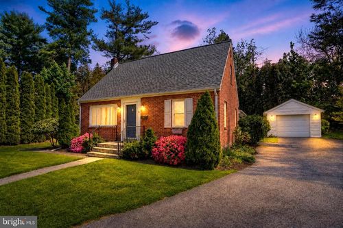 8 Green Cir, CAMP HILL, PA, 17011-4224 | Card Image