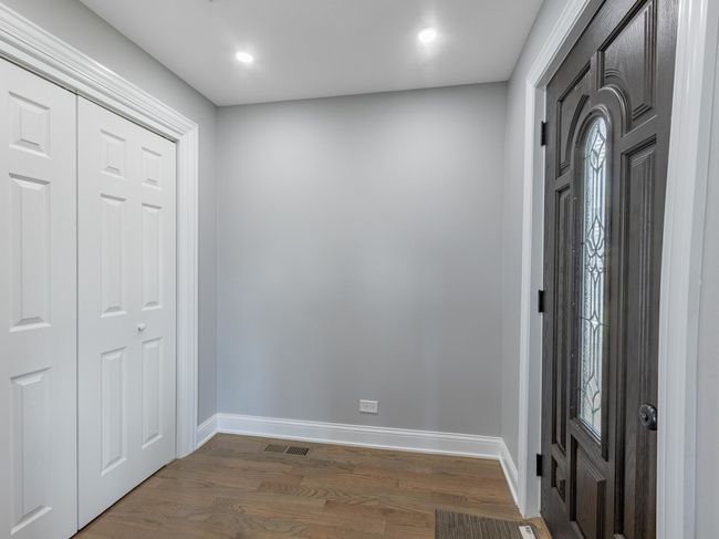 A lovely foyer welcomes you upon your arrival. | Image 10