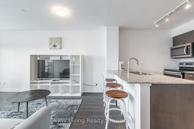 805 - 8 Trent Ave, Condo with 2 bedrooms, 1 bathrooms and 1 parking in Toronto ON | Image 8