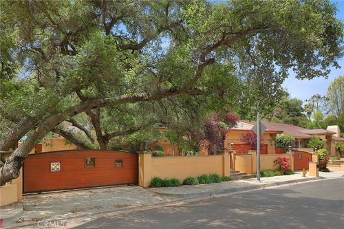 3951 Vanalden Ave, Tarzana, CA, 91356-5640 | Card Image
