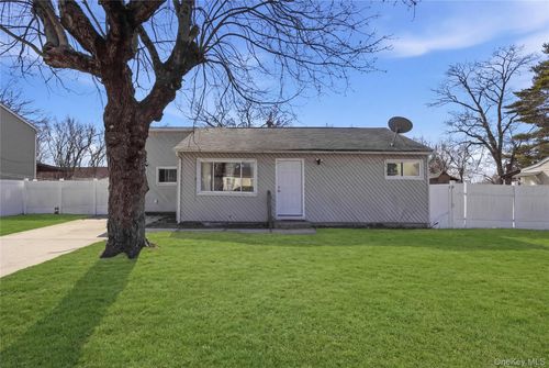 17 Cedar St, Central Islip, NY, 11722-4103 | Card Image
