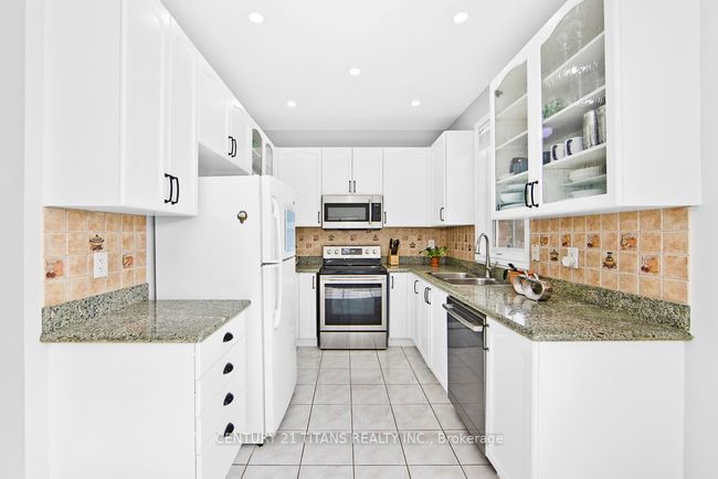 61 Rizal Ave, House attached with 3 bedrooms, 4 bathrooms and 2 parking in Markham ON | Image 6