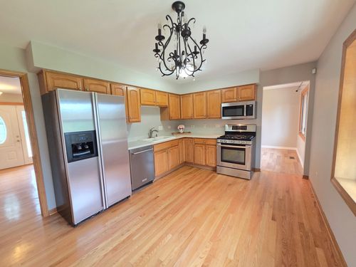 8112 Rutherford Dr, Woodridge, IL, 60517-8049 | Card Image