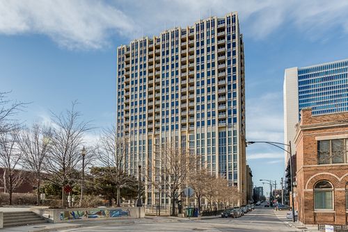 1401-700 N Larrabee St, Chicago, IL, 60654-7018 | Card Image