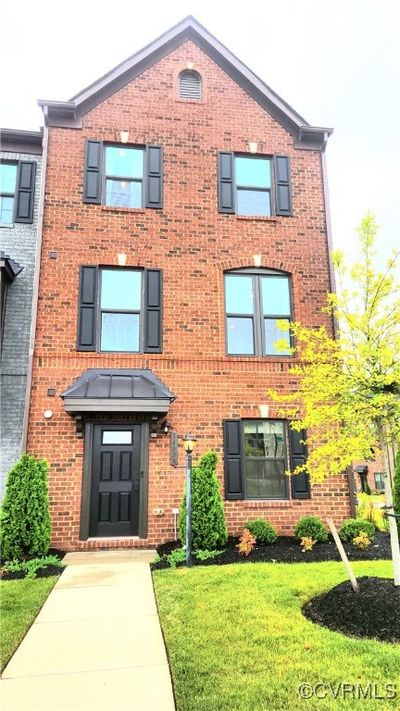 View of front of home with a front yard | Image 1