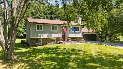 8739 Coyle Dr, Pinckney, MI, 48169-9112 | Card Image