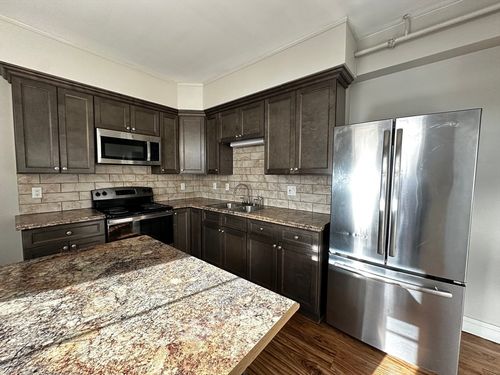 apt-3-5 Hampshire St, Holyoke, MA, 01040-5204 | Card Image