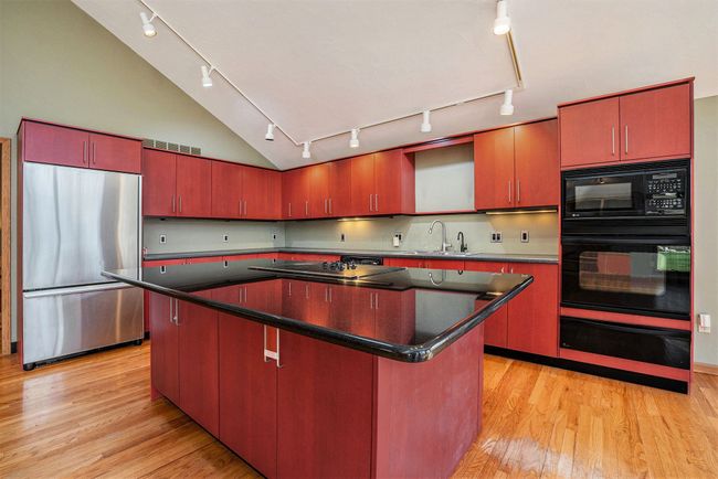 Kitchen w/ island | Image 4