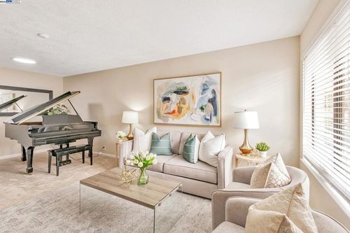 215 Galano Plz, Union City, CA, 94587-3743 | Card Image