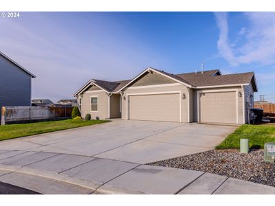 2417 Nw Mountain View Ct, House other with 3 bedrooms, 2 bathrooms and 3 parking in Hermiston OR | Image 2