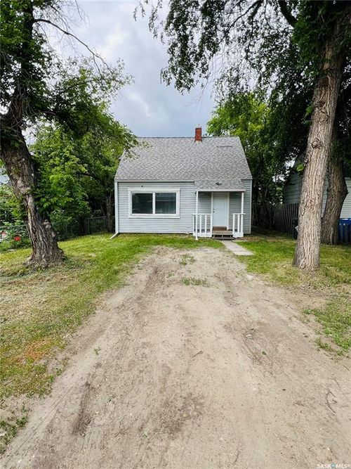 568 7 Th St E, House with 3 bedrooms, 1 bathrooms and 1 parking in Prince Albert SK | Card Image