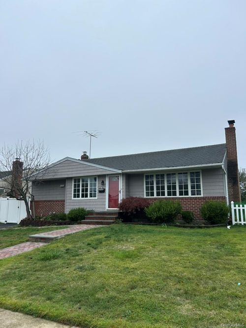 77 Vassar Ln, Hicksville, NY, 11801-3409 | Card Image