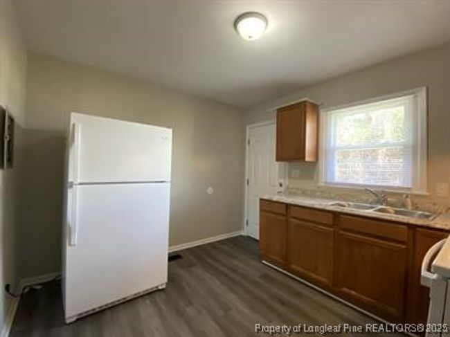 B - 703 Lake Ave, Condo with 2 bedrooms, 1 bathrooms and null parking in Spring Lake NC | Image 5