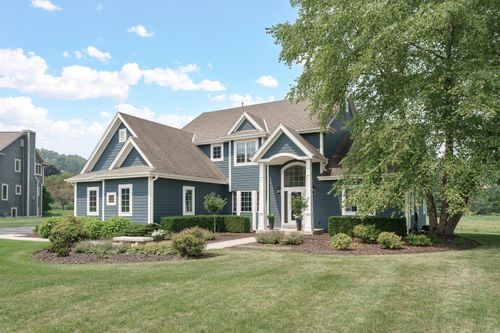2894159 Farm Valley Ct, Pewaukee, WI, 53072-3195 | Card Image