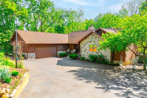 2555 Marion Acres St, Commerce Twp, MI, 48382-2026 | Card Image