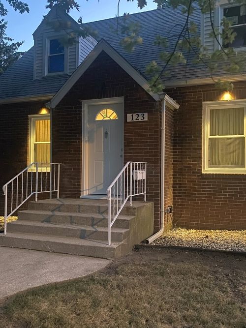 123 S Alma Ave, Kankakee, IL, 60901-3301 | Card Image