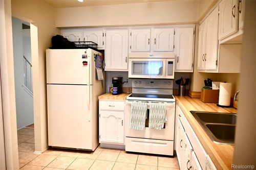 16285 Raleigh Square Dr, Southgate, MI, 48195-2860 | Card Image