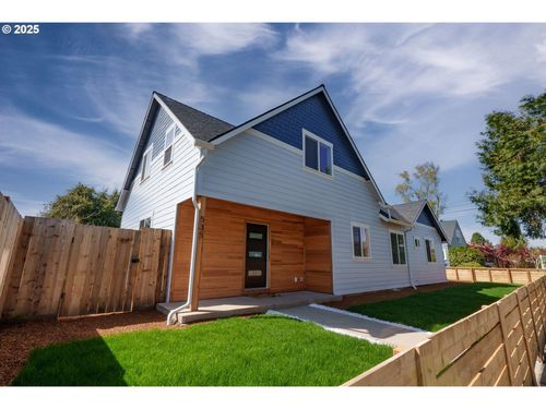 535 E St, Independence, OR, 97351-1717 | Card Image