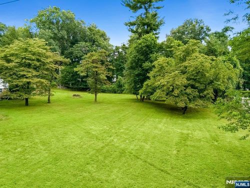 6 Schubert Ln, Paramus, NJ, 07652-4315 | Card Image