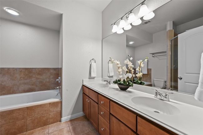 Dual vanity and separate soaking tub | Image 17