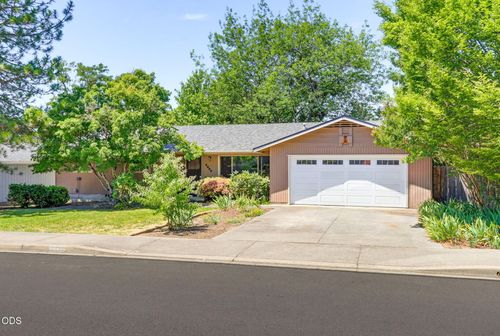 2533 Tahitian Avenue, Medford, OR, 97504 | Card Image