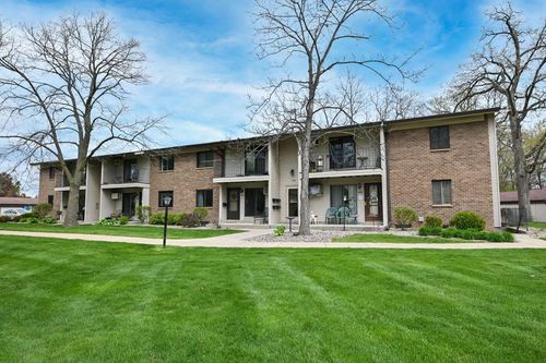 1684 S Carriage Lane, New Berlin, WI, 53151 | Card Image