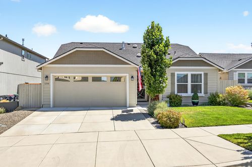 3288 Cheltenham Way, Medford, OR, 97504-9194 | Card Image